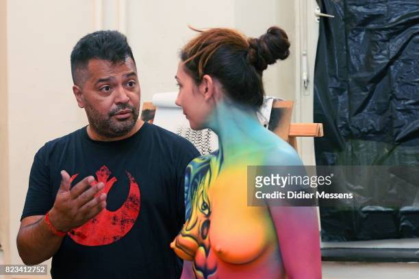 Brazilian bodypaint artist Alex Hansen during a workshop he is giving at the World Bodypainting Festival 2017 on July 26, 2017 in Poertschach am...