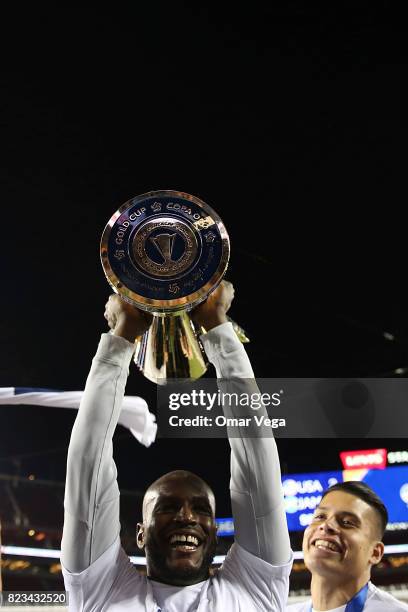 Bill Hamid of United States lifts the trophy to celebrate after winning the CONCACAF Gold Cup 2017 final match between United States and Jamaica at...