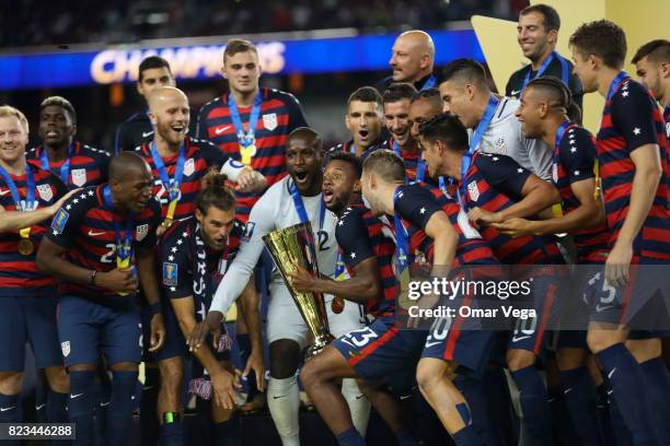Players of United States celebrate with the trophy after winning the CONCACAF Gold Cup 2017 final match between United States and Jamaica at Levi's...
