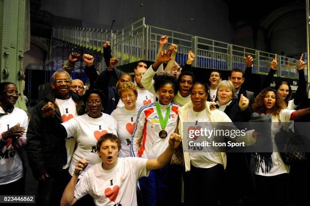 Maureen NISIMA et sa famille - Finale Epee Femmes - - Championnats du Monde Escrime 2010 - Grand Palais - Paris,