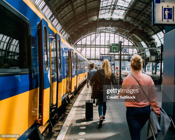 de trein in amsterdam - centraal station stockfoto's en -beelden