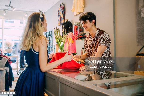 kleding shoppen in amsterdam - uitwisselen stockfoto's en -beelden