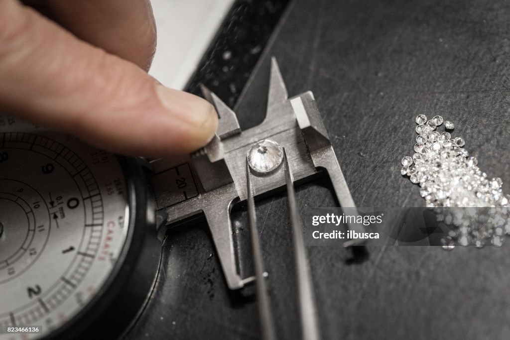 Professionelle Edelstein-Einstellungen Schmuck Handwerk Labor: Auswahl von Diamanten