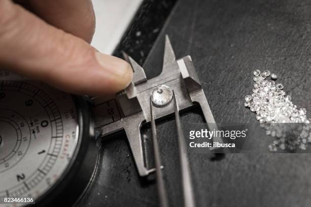 laboratoire d’artisanat bijoux gemme professionnel paramètres : choix de diamants - diamant bijoux photos et images de collection