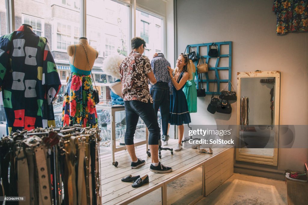 Vestire un manichino in una vetrina