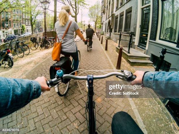 folgende freunde auf seinem fahrrad - amsterdam bike stock-fotos und bilder