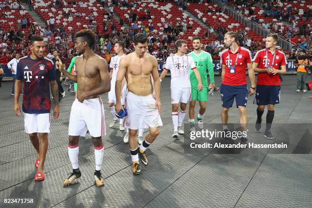 Robert Lewandowski of Bayern Muenchen walk with his team mates over the field of play after the International Champions Cup 2017 match between Bayern...