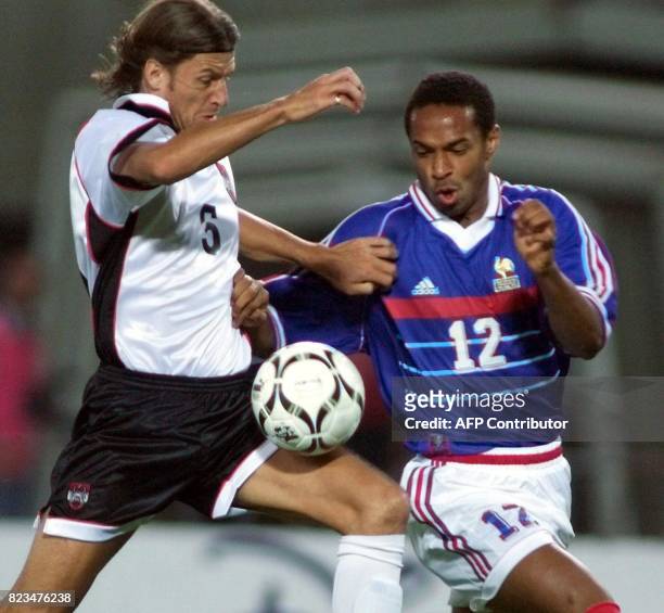 Le défenseur autrichien Wolfang Feiersinger est à la lutte avec l'attaquant français Thierry Henry, le 19 août à Vienne, lors de la rencontre amicale...