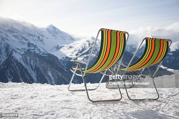 two deck chairs in a snow covered landscape, mayrhofen, zillertal, tyrol, austria  - マイヤーホーフェン ストックフォトと画像