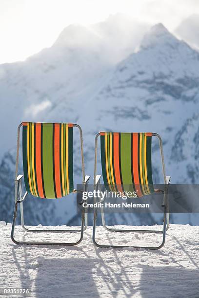 two deck chairs in a snow covered landscape, mayrhofen, zillertal, tyrol, austria  - マイヤーホーフェン ストックフォトと画像