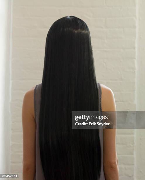 woman with long, dark, straight hair - longo imagens e fotografias de stock