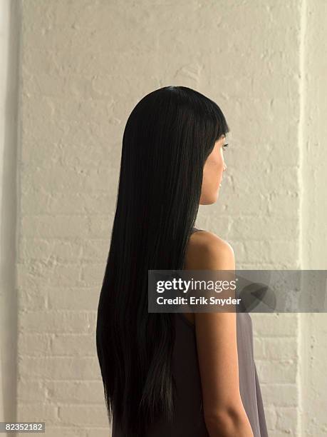 woman with long, dark, straight hair - zwart haar stockfoto's en -beelden
