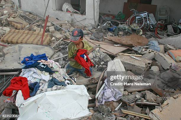 high angle view of a boy picking up clothes, beirut, lebanon - rubble stockfoto's en -beelden