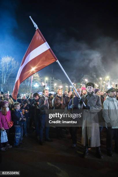 12 th de noviembre-lacplesis día - bandera de letonia fotografías e imágenes de stock