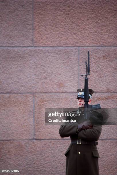 guardia de honor custodiando el monumento a la libertad - bandera de letonia fotografías e imágenes de stock