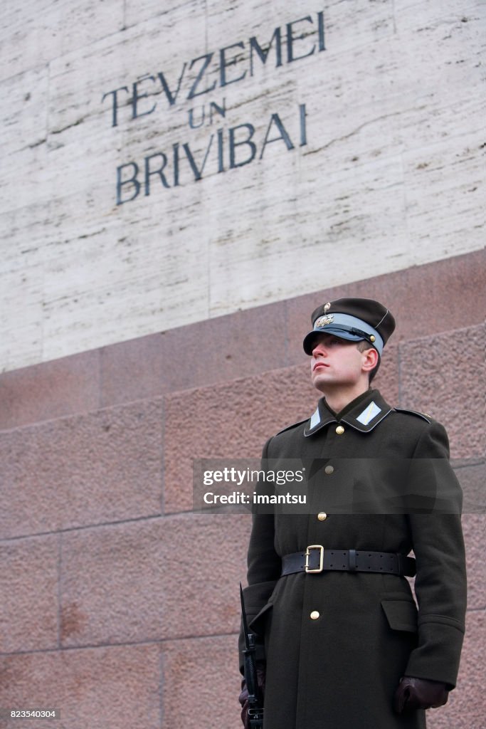 Guardia de honor custodiando el monumento a la libertad