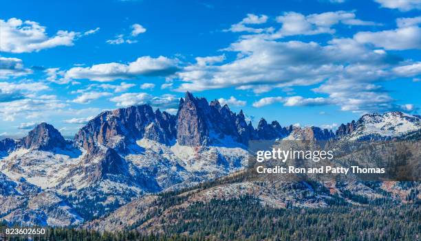 die schneebedeckte minarette grat von der sierra nevada palette, ca - wildnisgebiet ansel adams stock-fotos und bilder