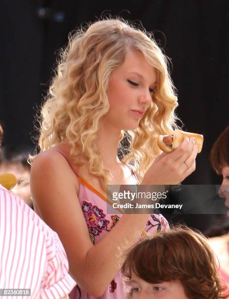 Singer Taylor Swift shoots a Jonas Brothers music video in Columbus Circle on August 14, 2008 in New York City.