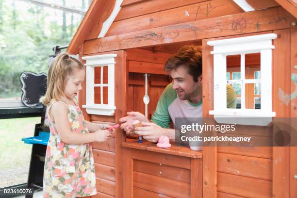 father and daughter playhouse - casa de brinquedo imagens e fotografias de stock