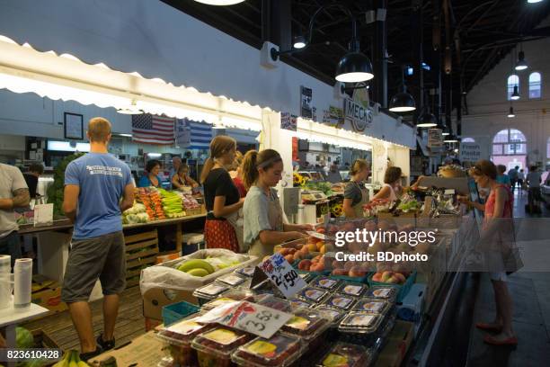tôt le matin à de l’agriculteur marché - lancaster-pennsylvania photos et images de collection