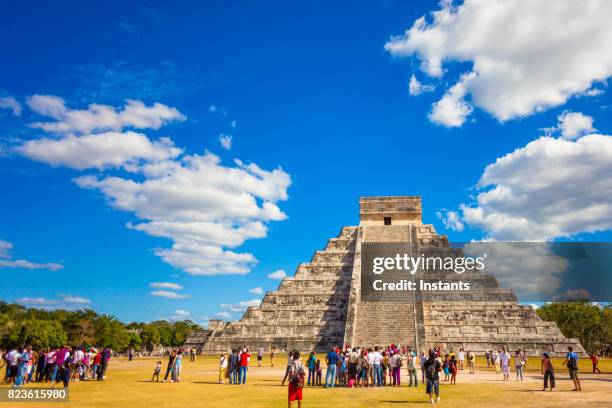 beautiful architecture of kukulkan pyramid in chichen itza, this pre-columbian city situated in mexico’s yucatan state. - kukulkan pyramid stock pictures, royalty-free photos & images