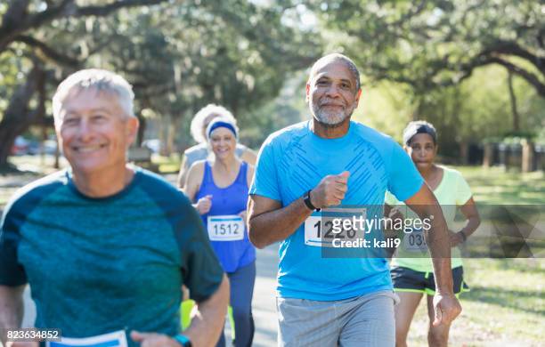 gruppe von multi-ethnischen senioren ein rennen - number 70 stock-fotos und bilder