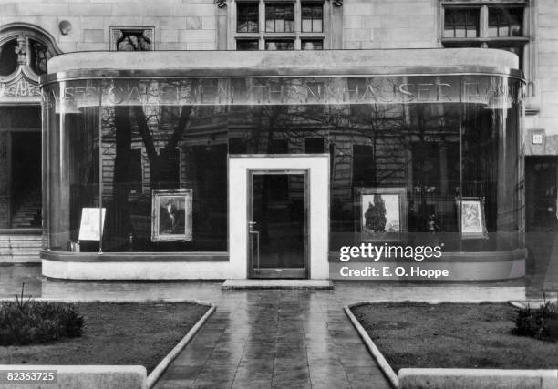 Van Gogh painting in the window of the Thannhauser Galleries, Berlin, 1931.