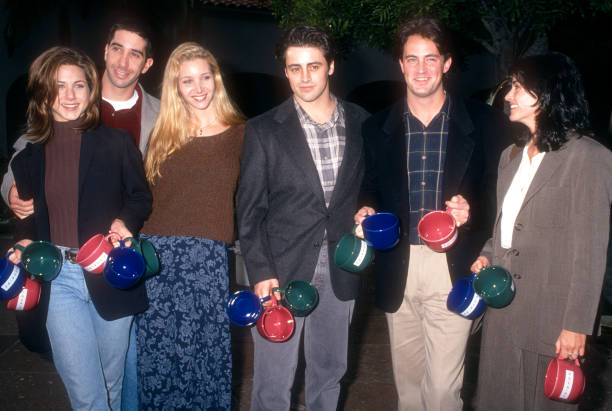Actors Jennifer Aniston, David Schwimmer, Lisa Kudrow, Matt LeBlanc, Matthew Perry and Courtney Cox of the television comedy, Friend's pose for a...