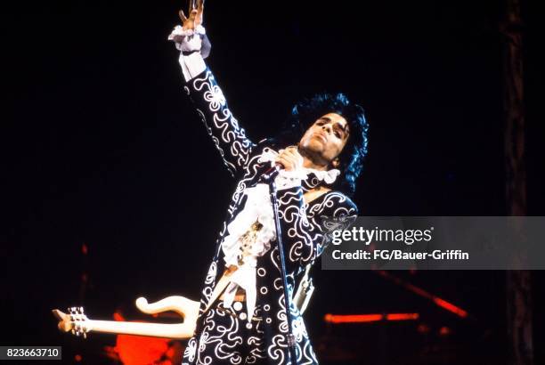 Prince plays his Sign O The Times concert at the Palais Omnisports in Paris on June 13, 1987 in Paris, France. 170612F1