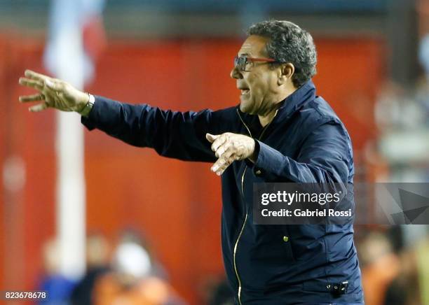 Vanderlei Luxemburgo coach of Sport Recife gives instructions to his players during a second leg match between Arsenal and Sport Recife as part of...