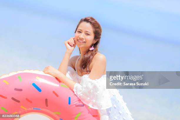 海で日本人女性は。 - swimwear ストックフォトと画像