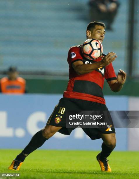 Diego Souza of Sport Recife controls the ball during a second leg match between Arsenal and Sport Recife as part of second round of Copa Conmebol...