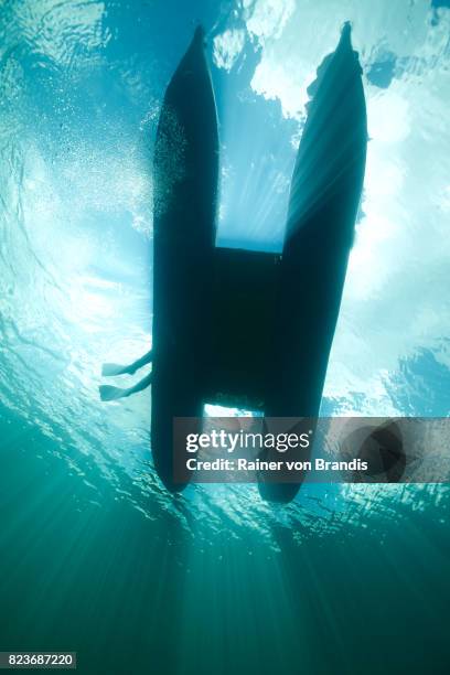 barco desde abajo - perspectiva de un submarinista fotografías e imágenes de stock