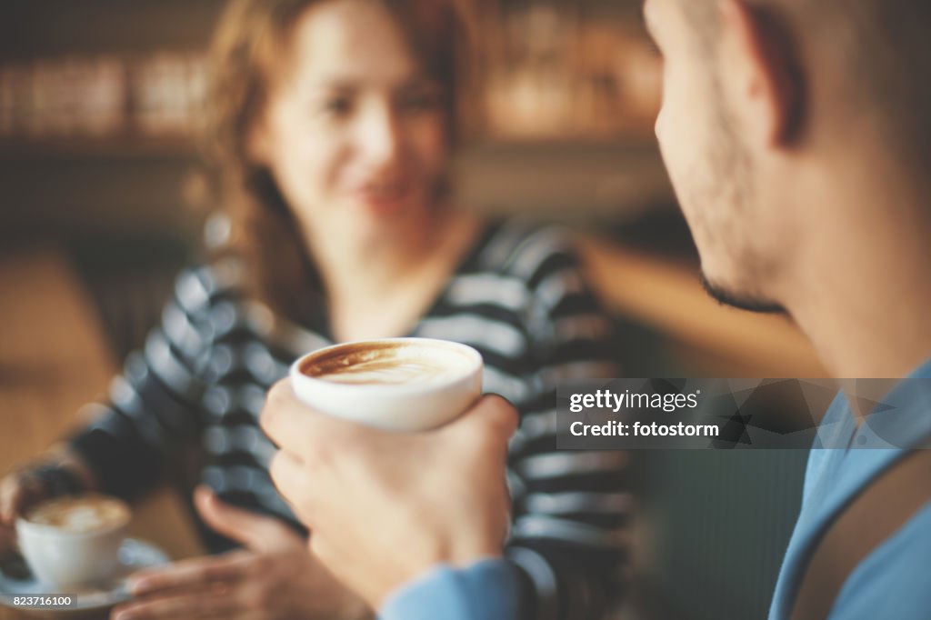 Amis appréciant un café