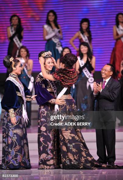 Letisha Zivanna Letisha Siregar is crowned by Miss Putri Indonesia 2007 Putri ...