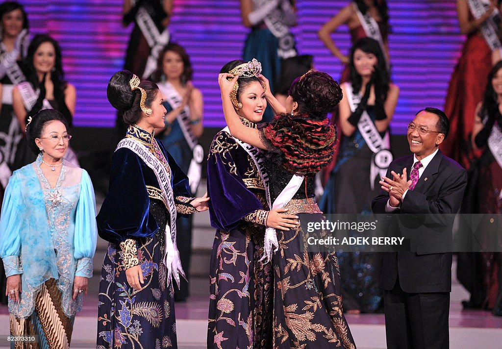 Letisha Zivanna Letisha Siregar is crowned by Miss Putri Indonesia 2007 Putri ...