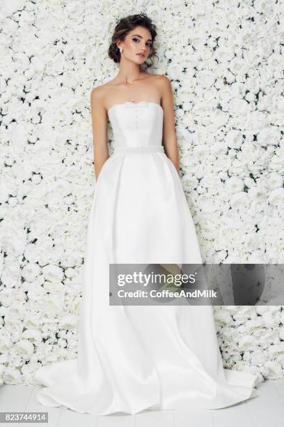 prise de vue en studio de jeune belle mariée - robe de mariée photos et images de collection