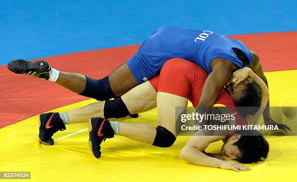 China's Xu Li and Colombia's Jackeline Renteria fight in their semi-final of the women's wrestling freestyle 55kgs in the 2008 Beijing Olympic Games...