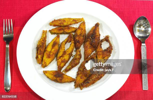 fried fish - jayk7 mumbai stock pictures, royalty-free photos & images