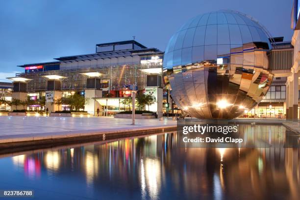 shopping precinct, at-bristol, bristol, england - bristol england photos et images de collection