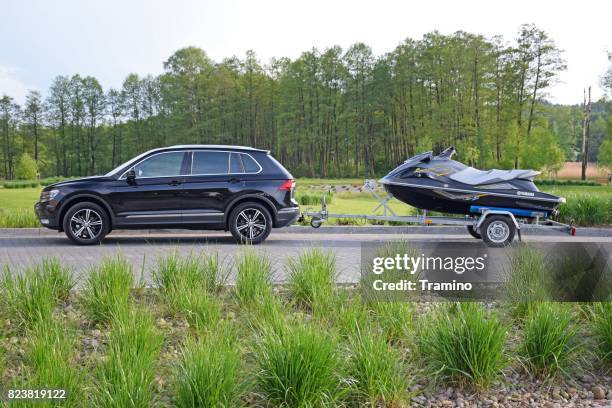 volkswagen tiguan con remolque y moto - yamaha corporation fotografías e imágenes de stock