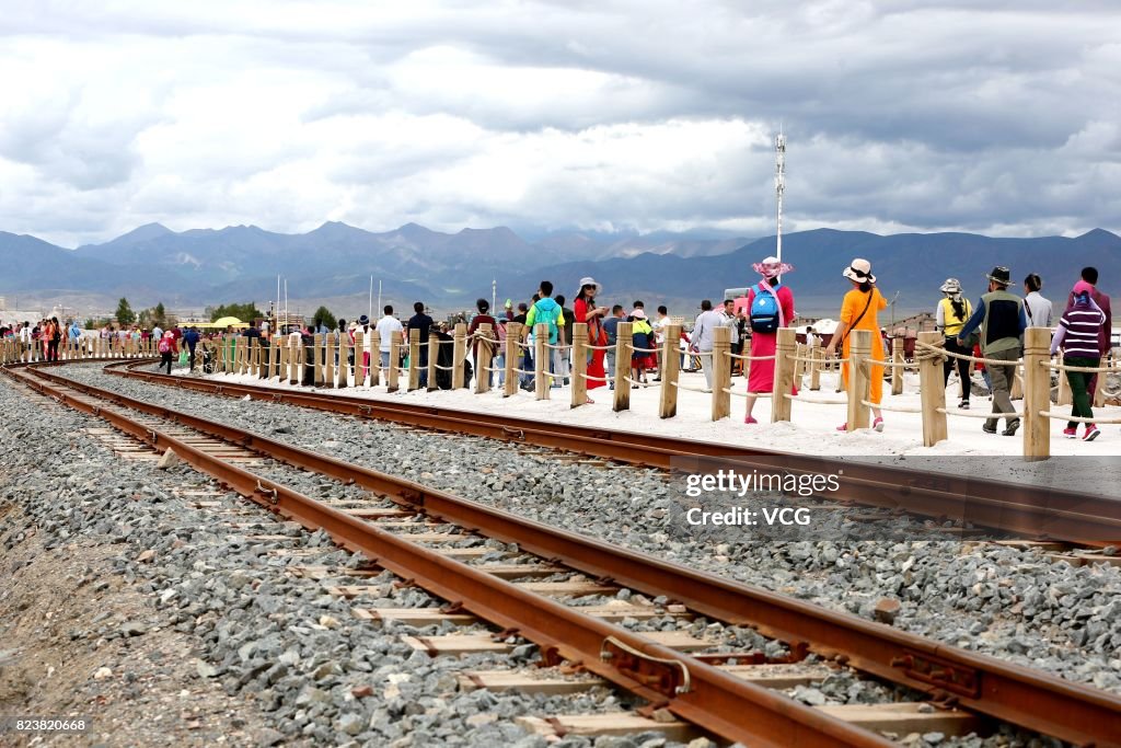 Chaka Salt Lake Packed With Tourists In Haixi