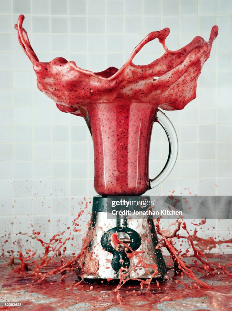 Smoothie in a blender explodes out