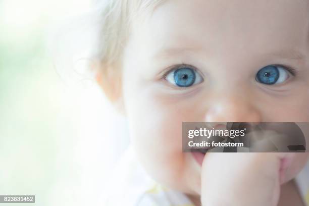 lindo bebé con ojos azules grandes - baby girls fotografías e imágenes de stock