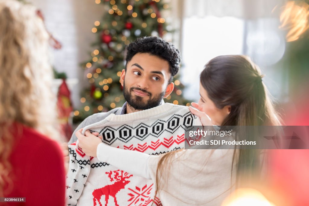 Junger Mann ist enttäuscht über neue Christmas sweater