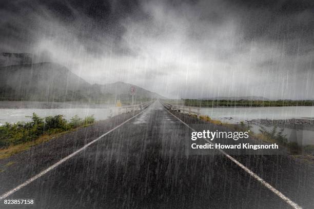 pov of road in rain and fog - rainy road photos et images de collection