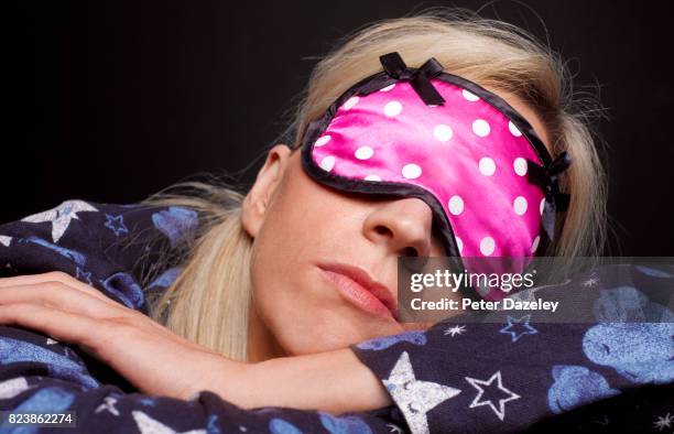 woman sleeping with eye mask on - máscara de olhos imagens e fotografias de stock