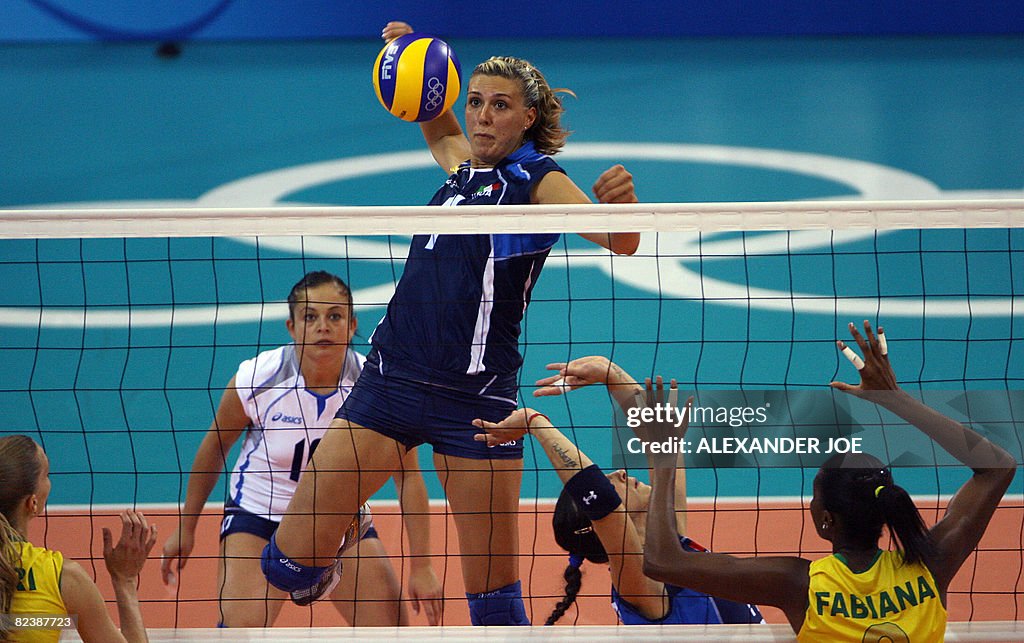Sara Anzanello of Italy (C) slams a shot