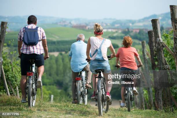 vacaciones en familia en la región de langhe, piamonte, italia: viaje de bicicletas eléctricas en las colinas - turismo ecológico fotografías e imágenes de stock