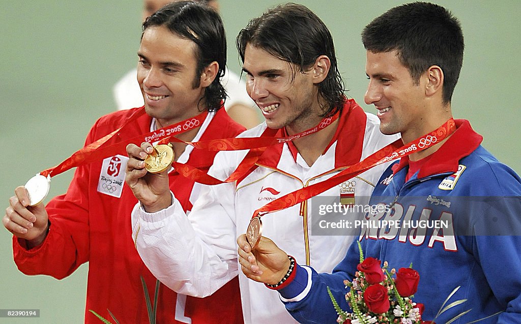 Silver medallist Fernando Gonzalez (L) o